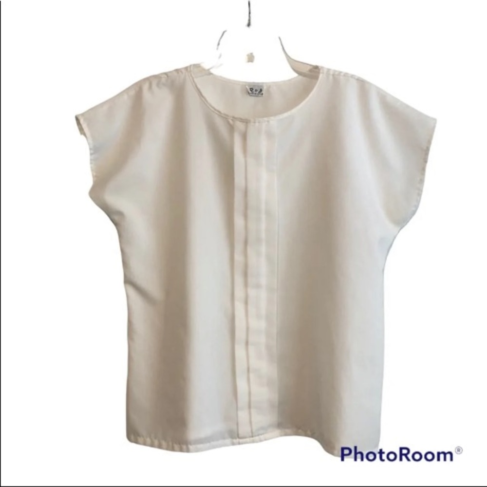 R&J brand White pleated woven blouse / shirt / top
Approximate size M Medium